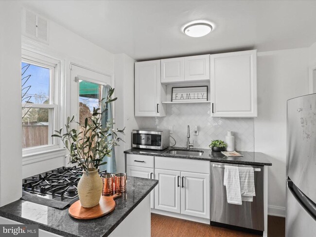 Building Photo - 2236 Arlington Terrace