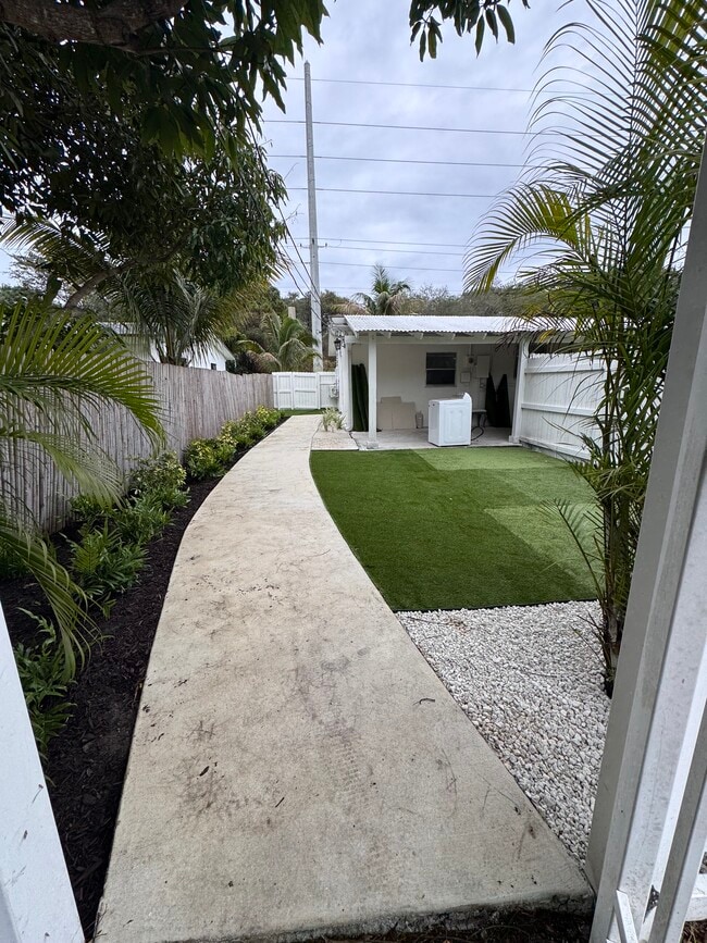 Building Photo - 13680 NE 16th Ave Unit Small Home in North Miami