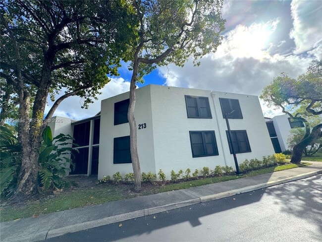 Building Photo - 213 Lake Pointe Dr Unit 114