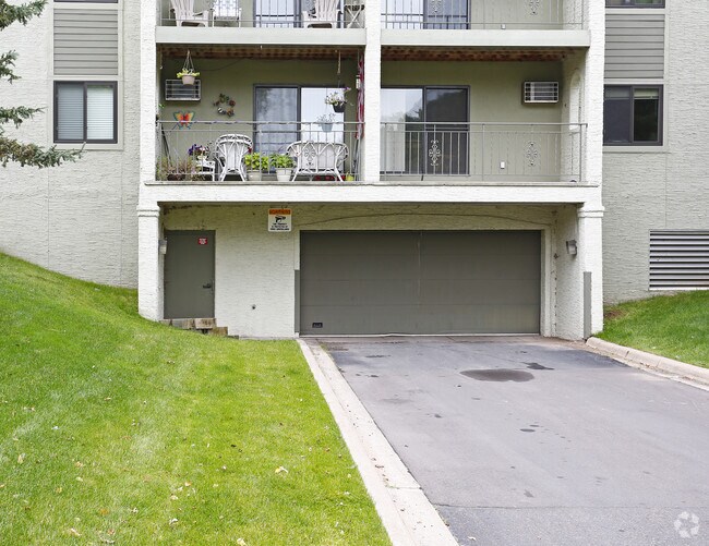 Pondview Apartments For Rent in Maplewood, MN