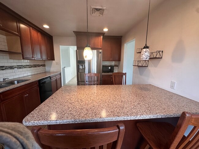 Breakfast island - 337 E 2nd St