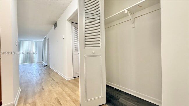 Building Photo - 1830 Dixieana St Unit 404