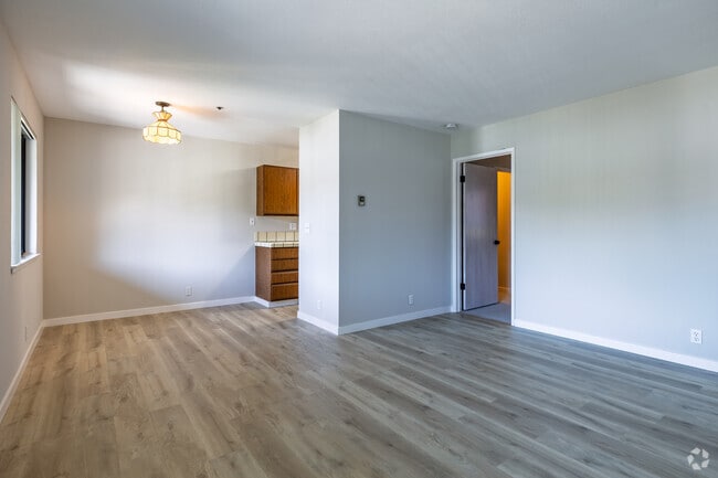1BR, 1BA - 520SF - Living Room