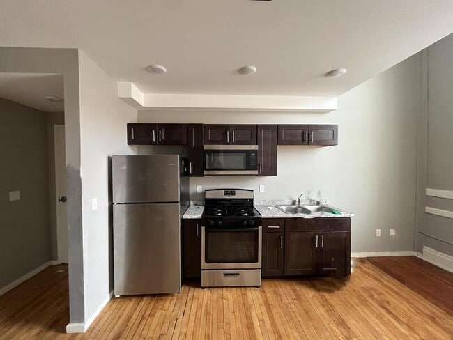421 N Brady St Unit 10