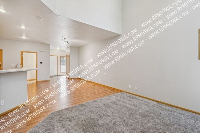 Photo - 513 E 4th St