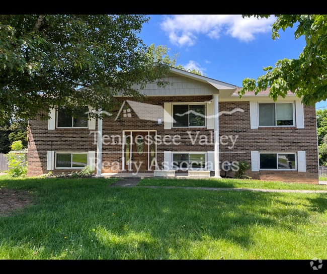 Building Photo - MOVE IN READY! Spacious 4 bed/2.5 bath spl... Rental