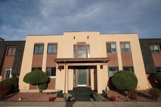 Building Photo - 2905 Mesa Rd