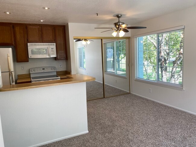Building Photo - 18252 Parkview Ln Unit 205