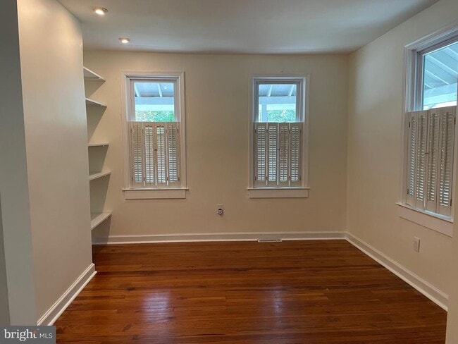 Building Photo - 301 E Linden St