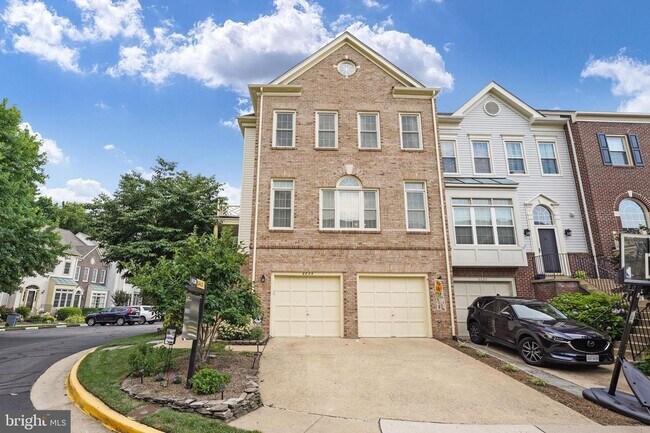 Building Photo - Luxury TH with 2 Car Garage in Sough After Kingstowne