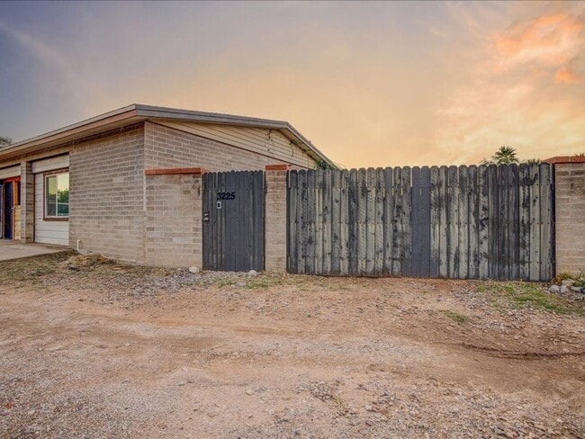 Building Photo - Studio