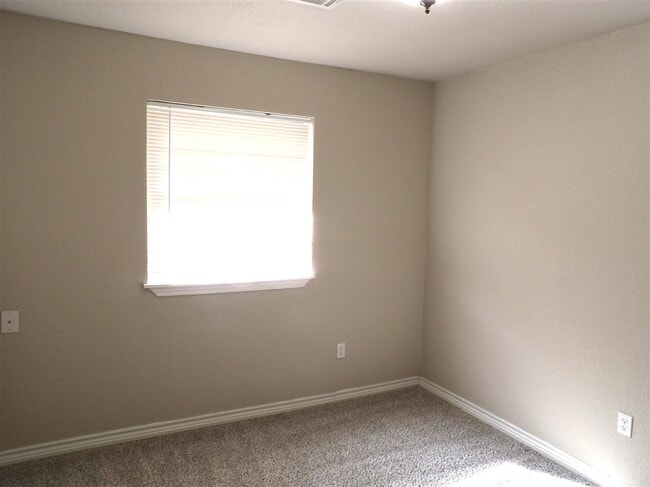 Photo - 125 SE Surrey Ln