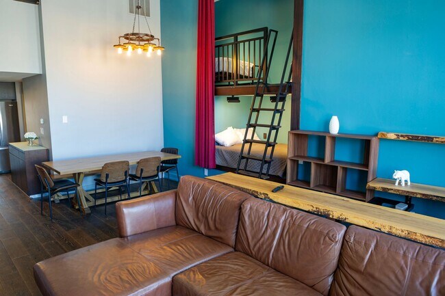 Building Photo - 204 N Walnut St Unit C