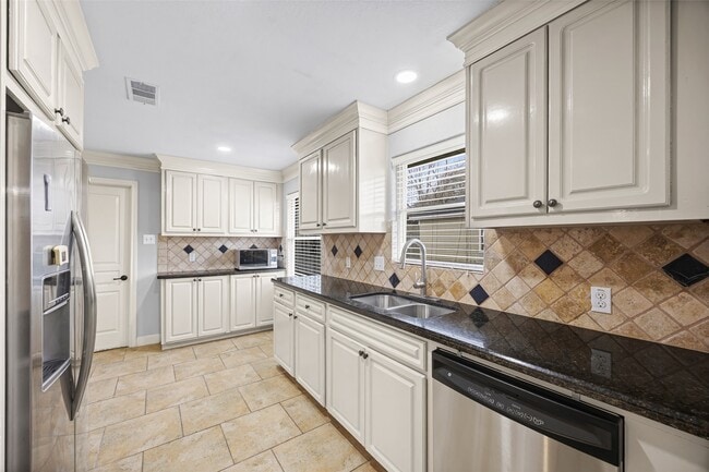 Building Photo - 5303 Heatherbrook Dr