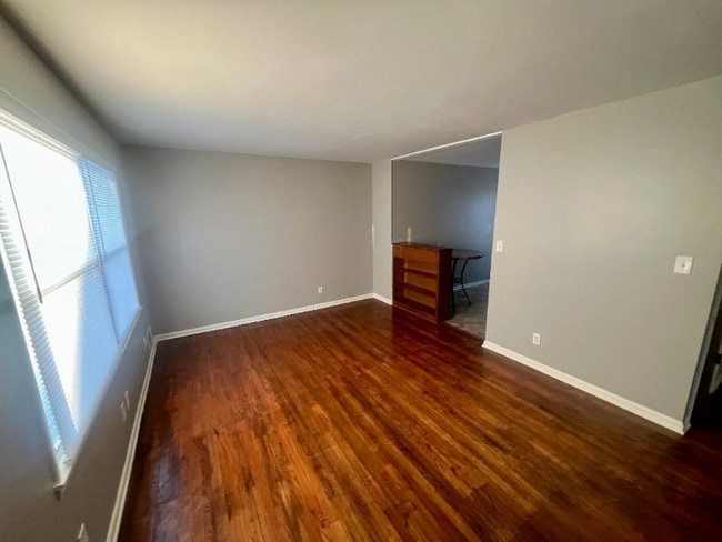 Photo - 5811 Monrovia St