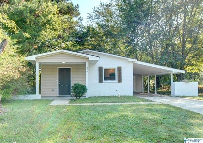 Building Photo - THREE BEDROOM / 1 1/2 BATH HOME