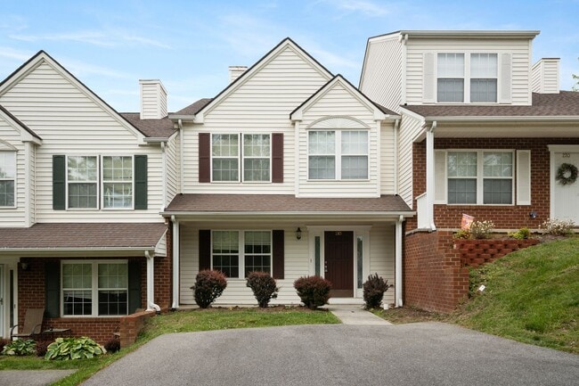 3 bed/ 2 1/2 Bath. Pet Friendly. Off Stre... - 3 bed/ 2 1/2 Bath.  Pet Friendly. Off Stre... Townhome
