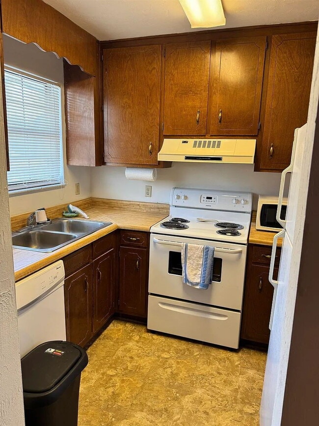 Spacious 2BR Condo with Private Baths, Fireplace, Balcony & Pool View – Close to FSU & TCC