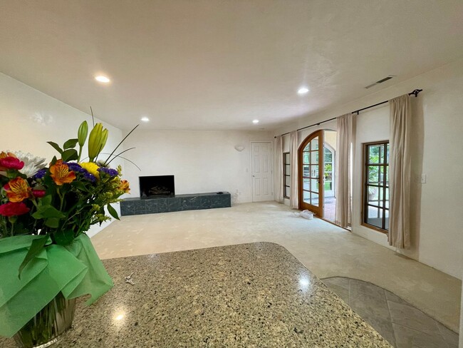 Photo - Elegant Living with a touch of class in Skyline Forest