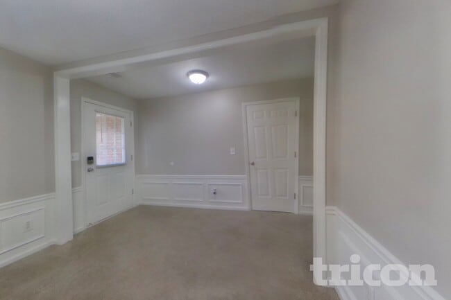 Photo - 325 Cadeleigh Ct