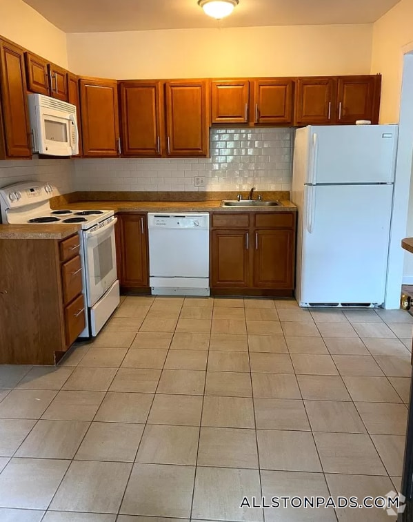 Building Photo - 1133 Commonwealth Ave Rental