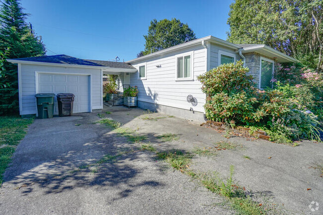 Building Photo - BEAUTIFUL UPDATED TWO BEDROOM WITH GARAGE Rental