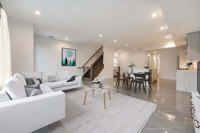 Building Photo - 290 Griffith St Unit 2