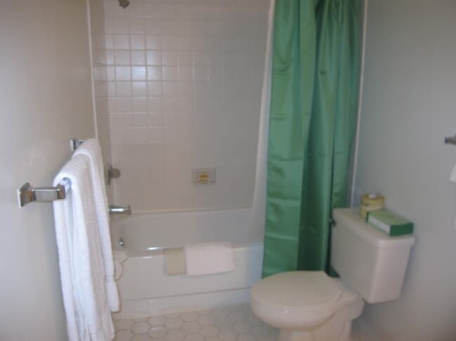 Large bathroom - 600 21st St NW Unit 502