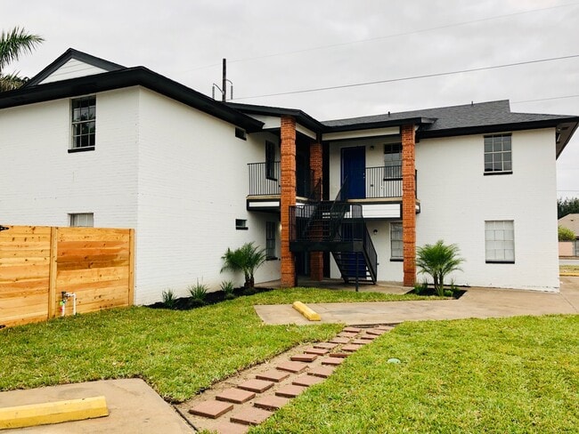 Building Photo - 2905 Highland Ave Unit 2