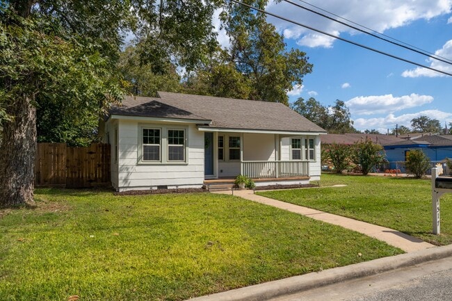 Photo - 1517 Live Oak St