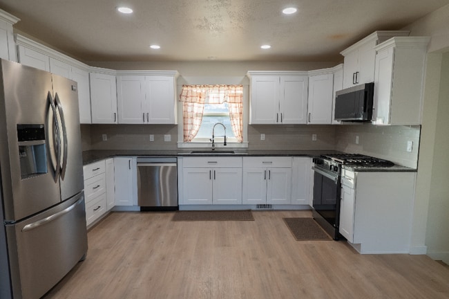 Photo - 945 N 7th E St