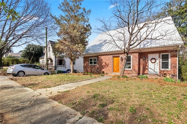 Building Photo - 1008 Courtenay Dr NE