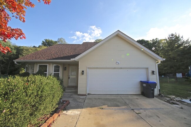 Building Photo - 876 Meadowlands Dr