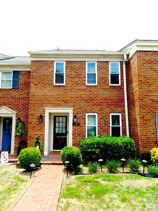 Photo - 407 Folkstone Cir