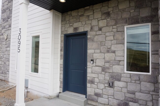 Layton Townhome 3 Bed 2.5 Bath - Layton Townhome 3 Bed 2.5 Bath