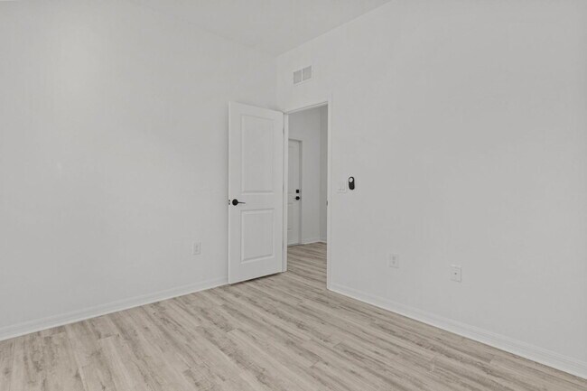 Photo - 548/550 Knapp St