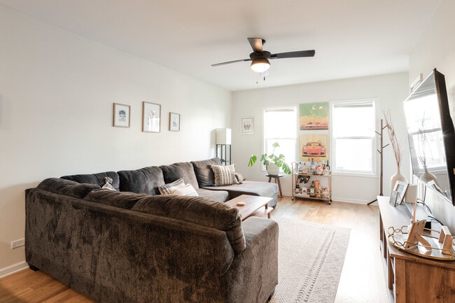 Photo - 321 W Schiller St