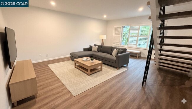 Photo - 913 Dartmouth Way