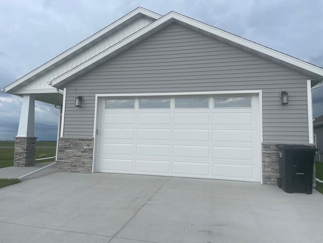 Building Photo - 3-bedroom, 3-bathroom South Fargo Family H... Rental
