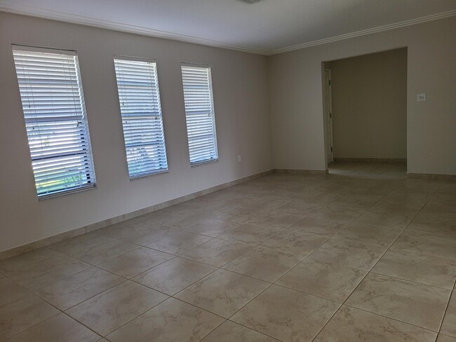 Photo - 725 Hibiscus Dr