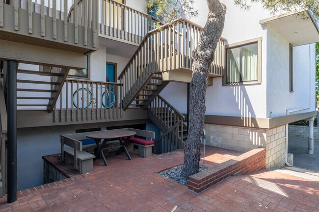 Building Photo - 2807 Highland Ave Unit 4 Rental