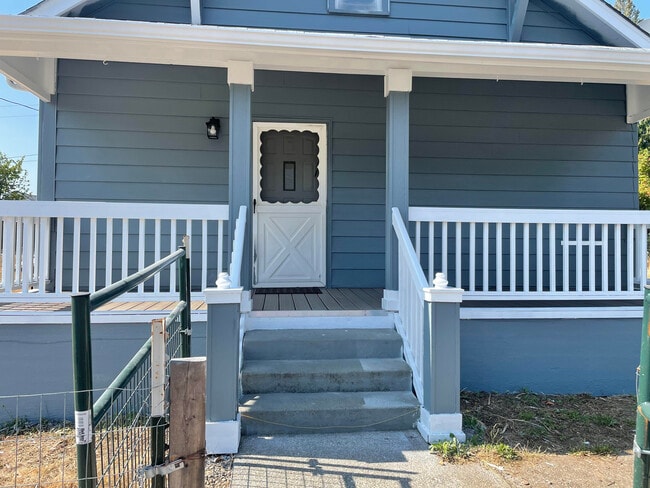 Building Photo - 219 2nd Ave NE