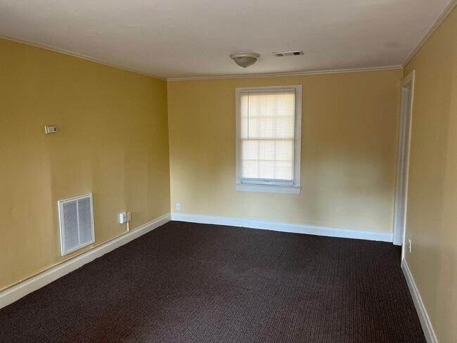 Building Photo - 2 Bed, 1 Bath Apartment Unit Apt 1
