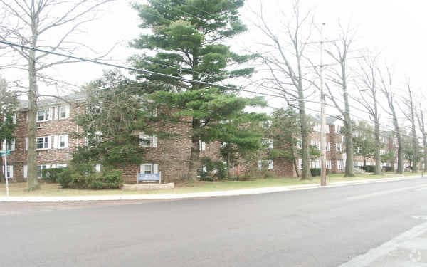 Colonial Apartments - Colonial Apartments