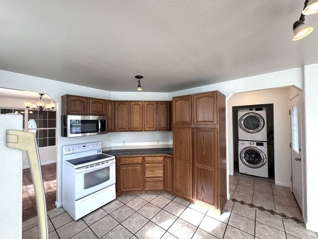 Photo - 2005 8th Ave N