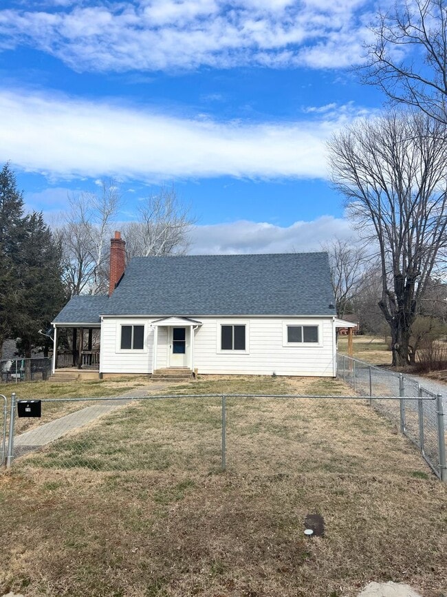 Building Photo - 3 Bedroom Home in Bedford