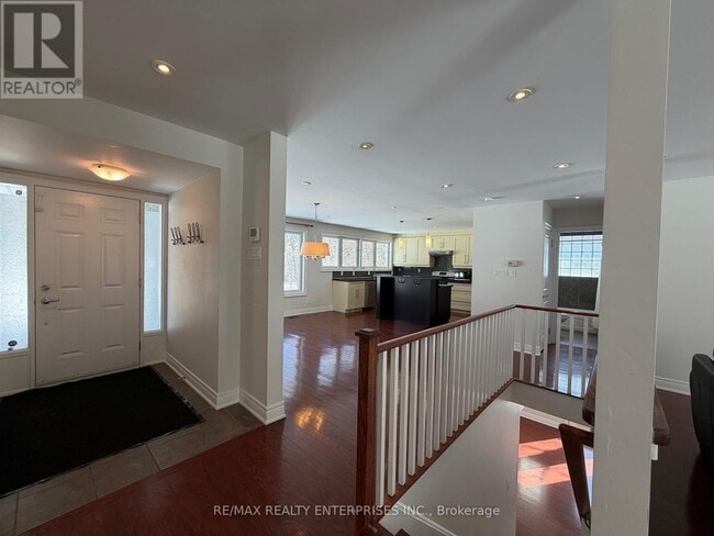 Photo - 860 Clarkson Rd S