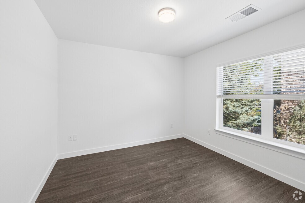 2BR, 1BA - 743SF - Bedroom