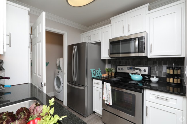 1BR, 1BA - 750 SF