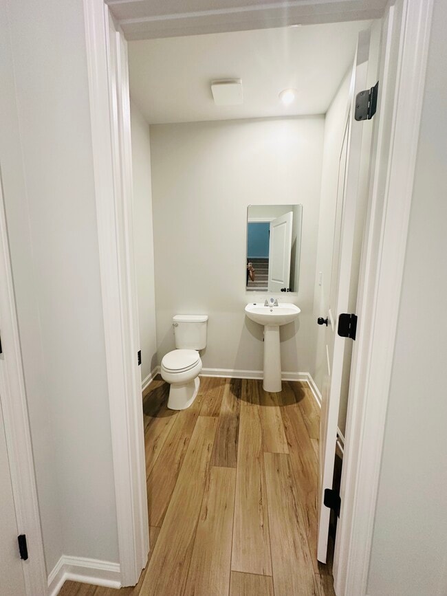 Photo - 853 York Aly